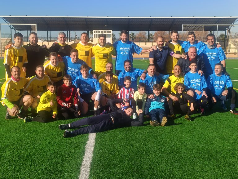 Marmolejo celebra el tradicional partido de fútbol de fin de año entre veteranos de fútbol y veteranos de fútbol sala