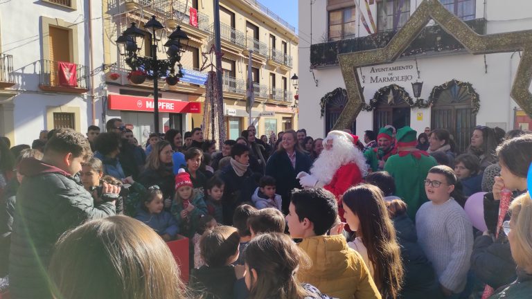 Marmolejo recibe la visita de Papá Noel para recoger las cartas de los niños y niñas