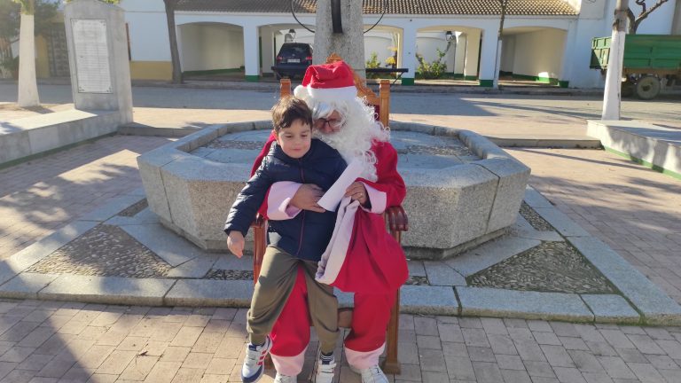 Papá Noel visita el Poblado de San Julián para recoger las cartas de los niños y niñas