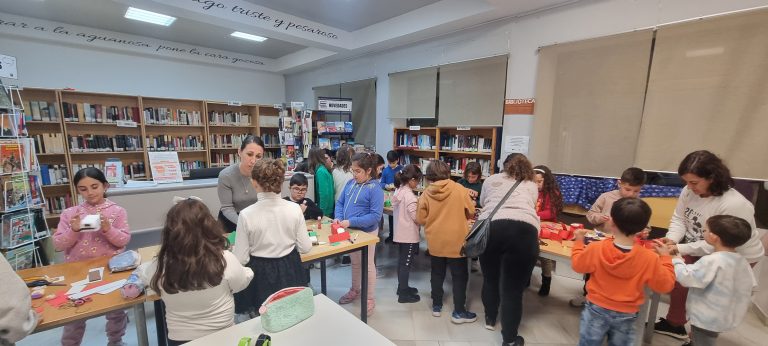 Marmolejo celebra el Taller de Manualidades Navideñas en la Biblioteca Municipal