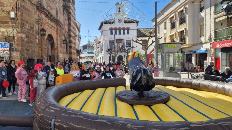 Las calles de Marmolejo se llenan de pijamas y pelucas en el Carnaval