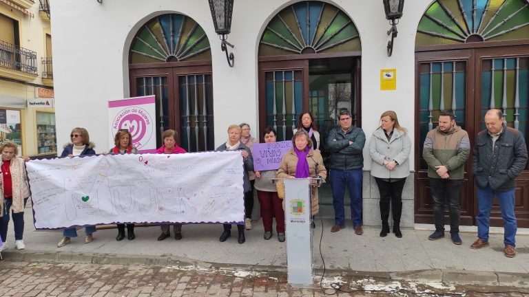 Reparto de claveles y lectura del manifiesto por el 8M