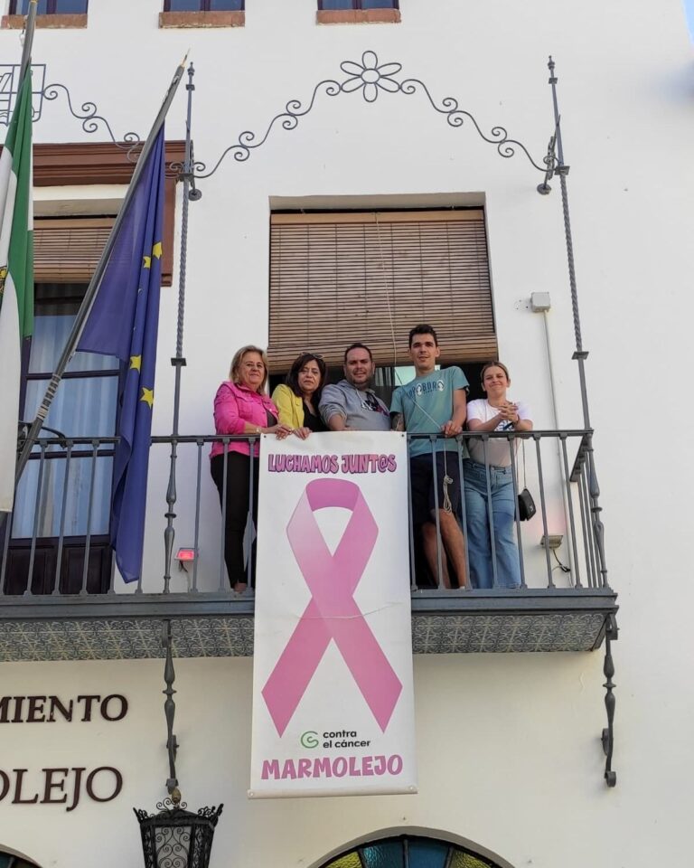 Marmolejo se tiñe de rosa para dar comienzo al Mes de la Concienciación sobre el Cáncer de Mama
