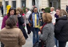 Marmolejo conmemora el 8M con el reparto de lazos y claveles