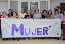 La Asociación de Mujeres Útica en el taller “Crea tu pancarta” por el 8M en Marmolejo